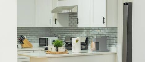 Réfrigérateur, batterie de cuisine, vaisselle et ustensiles