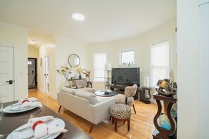 TV - 14a-Cozy and well decorated apartment in awesome Boston (Boston)