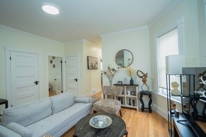 TV - 14a-Cozy and well decorated apartment in awesome Boston (Boston)