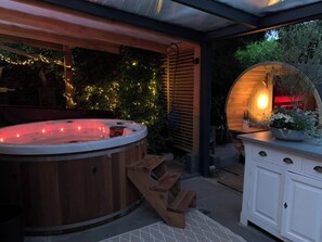 Outdoor spa tub
