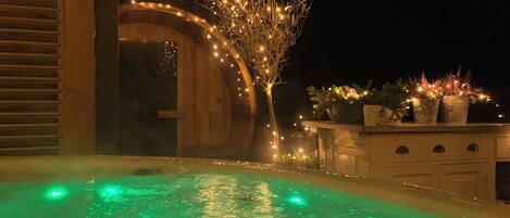 Outdoor spa tub