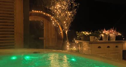 Romantic 2-bedroom appartement with private hottub sauna and gamesroom
