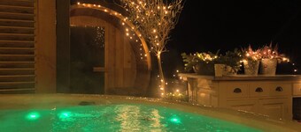 Romantic 2-bedroom appartement with private hottub sauna and gamesroom