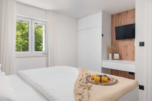 3 bedrooms, iron/ironing board, travel crib, free WiFi