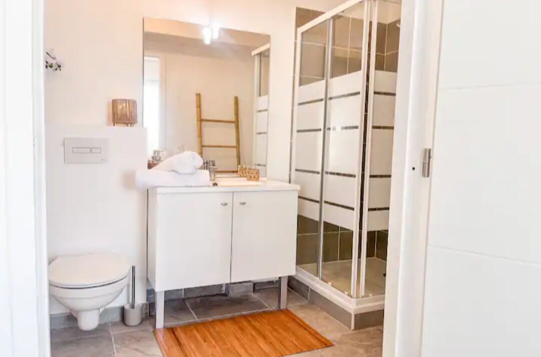 Ducha, secador de pelo, toallas, jabón