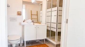 Ducha, secador de pelo, toallas, jabón