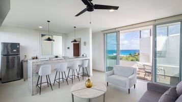 Deluxe Studio Suite, 1 King Bed with Sofa bed, Balcony, Ocean View | Private kitchen