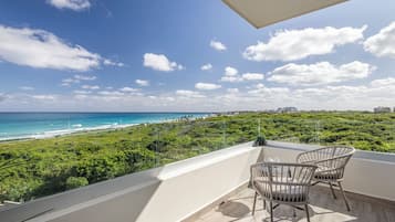 Suite estudio de diseñador, 1 cama Queen size, balcón, vista al océano | Vista del balcón