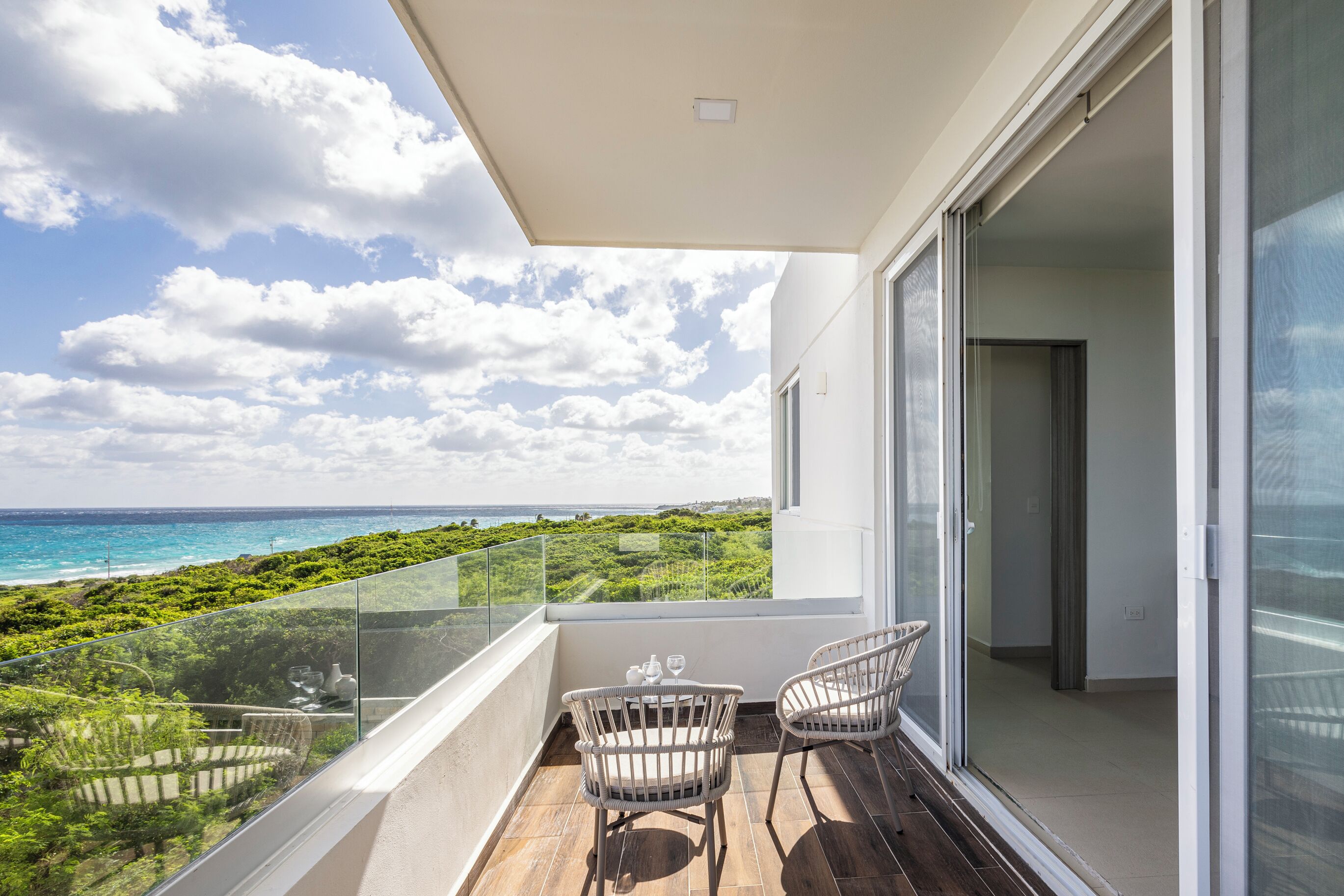 デラックス スタジオスイート キングベッド 1 台ソファーベッド付き バルコニー オーシャンビュー | テラス / パティオ