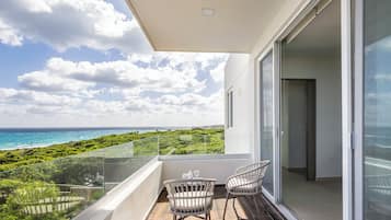 Suite estudio Deluxe, 1 cama King size y sofá cama, balcón, vista al océano | Terraza o patio