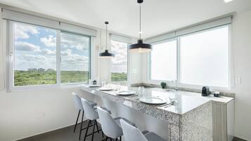 Luxury Studio Suite, 1 King Bed with Sofa bed, Balcony, Ocean View | Private kitchen