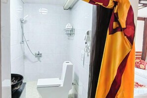 A bathroom with a shower, toilet, and a sink. - Shangri-La Yunjianjuju (Shangri-La)