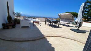 Outdoor dining - Breathtaking views of Capri, Sorrento and Naples await you. Great location (Torre del Greco)