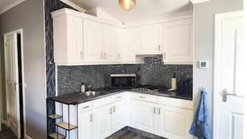 Refrigerador, microondas, horno, mesa de comedor
