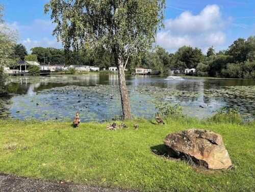 Chalet in green area ~ Garden ~ Walk to Lake