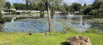 Chalet in green area ~ Garden ~ Walk to Lake