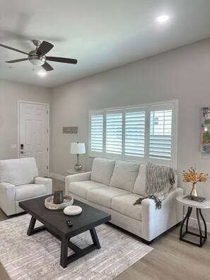 Living area - BRAND NEW 2 Bedroom/ 2 Bath that sleeps 6! LOCATION, LOCATION! Gated community (Tucson)