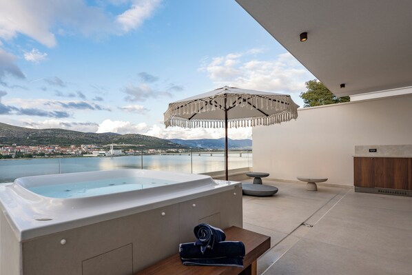 Villa, 5 Bedrooms, Balcony, Sea View | Private spa tub