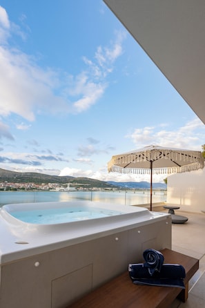Villa, 5 chambres, balcon, vue mer | Bain à remous privé