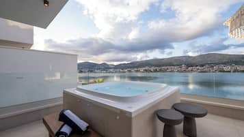 Villa, 5 chambres, balcon, vue mer | Bain à remous privé