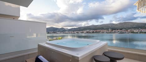 Villa, 5 Bedrooms, Balcony, Sea View | Private spa tub