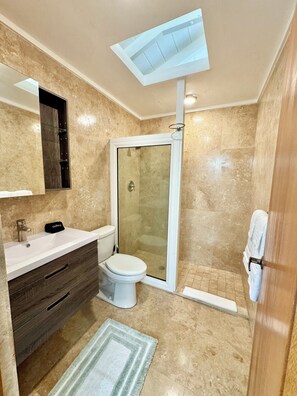 Bruser, hårtørrer, håndklæder, Sæbe