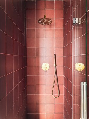 Dusche, kostenlose Toilettenartikel, Haartrockner, Bidet