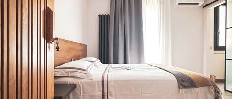 4 bedrooms, desk, iron/ironing board, WiFi