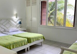2 habitaciones, escritorio, tabla de planchar con plancha y wifi