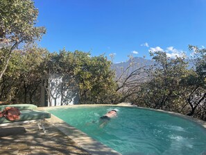 Bañera de hidromasaje al aire libre