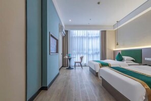 A hotel room with two beds, a small table, a chair, and a large window with curtains. - Shoulvrujia Ease Hotel (Ningbo South CBD Mingzhou Hospital) (Ningbo)
