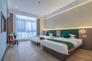 A hotel room with two beds, a desk, and a chair. - Ease Hotel (South Ningbo CBD Romon World Park Store, BTG Homeinns) (Ningbo)