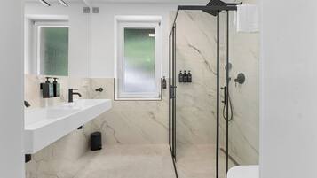 Dusche, Haartrockner, Handtücher