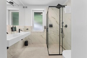 Dusche, Haartrockner, Handtücher