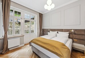 2 bedrooms, desk, iron/ironing board, WiFi