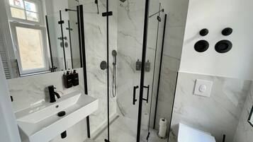 Ducha, secador de pelo, toallas