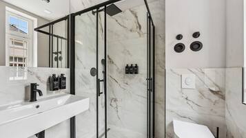 Dusche, Haartrockner, Handtücher