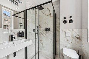 Shower, hair dryer, towels