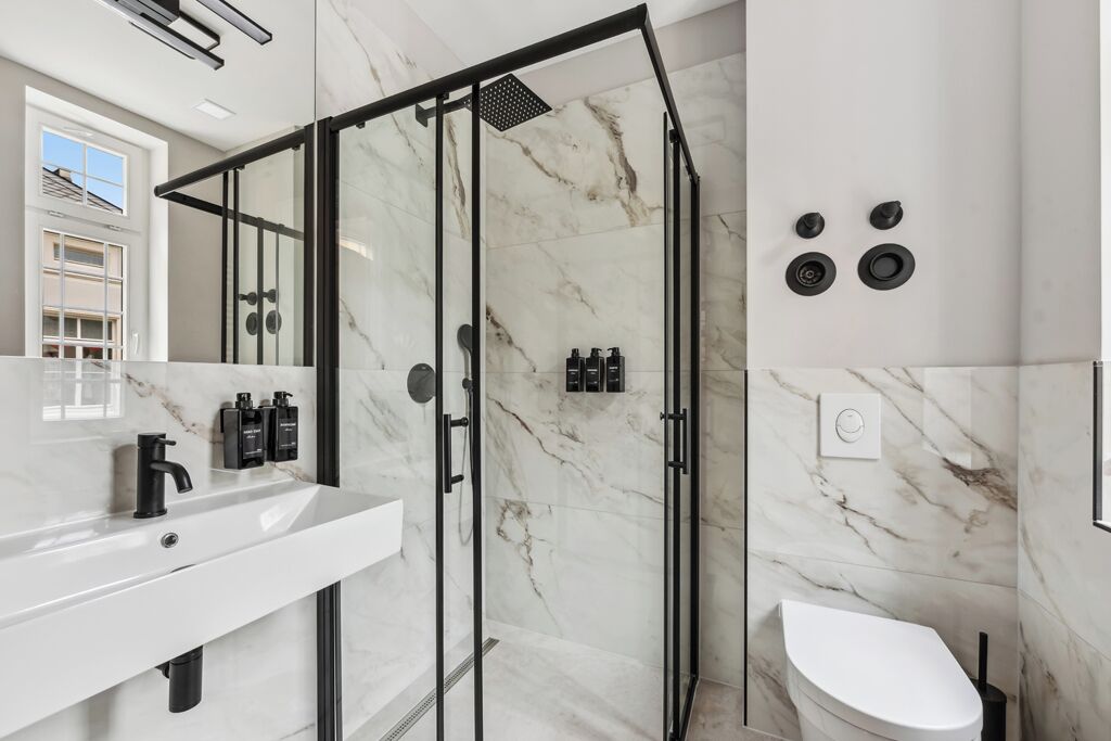 Douche, sèche-cheveux, serviettes fournies