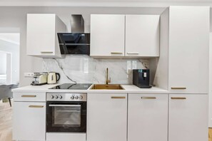 Kühlschrank, Mikrowelle, Ofen, Herdplatte