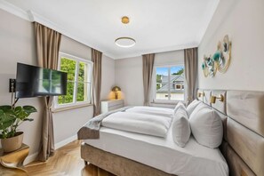 5 bedrooms, desk, iron/ironing board, bed sheets