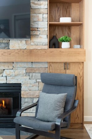 Interior - True hillside ski-in/out 2Br/Ba with HotTub & Pool (Whistler)
