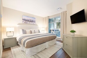 2 bedrooms, desk, iron/ironing board, free WiFi - True hillside ski-in/out 2Br/Ba with HotTub & Pool (Whistler)