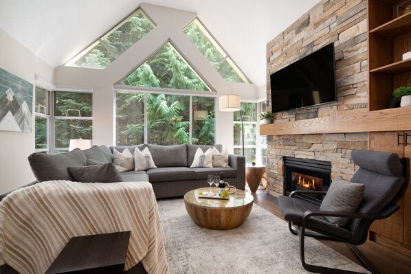 TV, fireplace - True hillside ski-in/out 2Br/Ba with HotTub & Pool (Whistler)