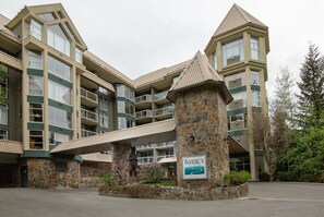 Exterior - True hillside ski-in/out 2Br/Ba with HotTub & Pool (Whistler)