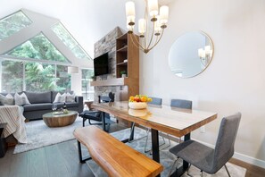 Dining - True hillside ski-in/out 2Br/Ba with HotTub & Pool (Whistler)