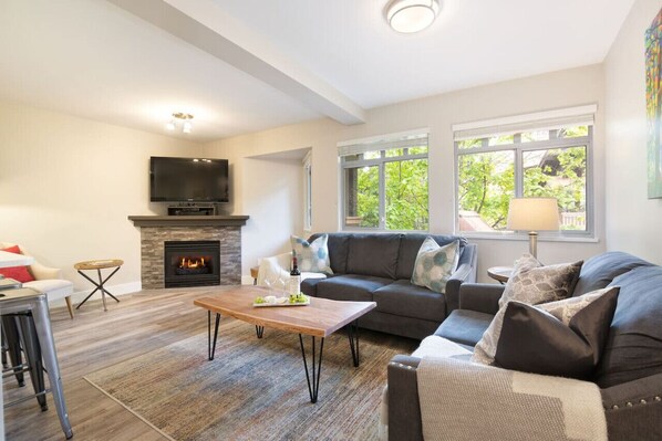 TV, fireplace - Ideal Central 3BR Townhouse - Hot Tub/Pool/Parking (Whistler)