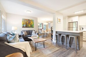 TV, fireplace - Ideal Central 3BR Townhouse - Hot Tub/Pool/Parking (Whistler)