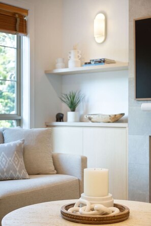 TV connectée, cheminée, espaces bureaux