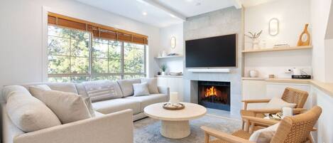 Smart TV, chimenea, oficina